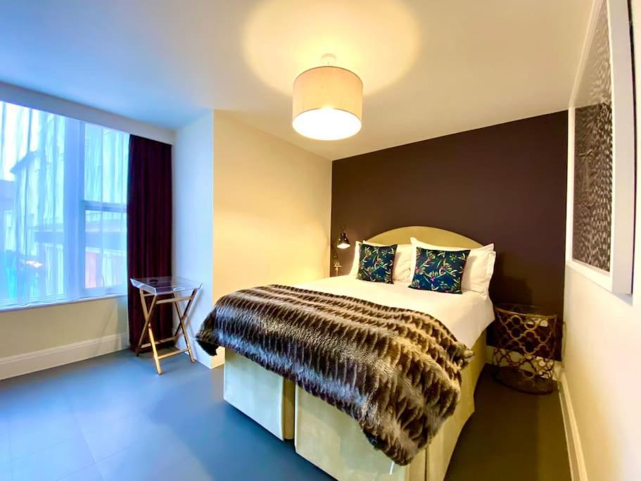 Stunning Apartment - 1 Minute Walk To Poole Quay - Great Location - Free Parking - Fast Wifi - Smart Tv - Newly Decorated - Sleeps Up To 2! Close To Poole & Bournemouth & Sandbanks Exterior foto